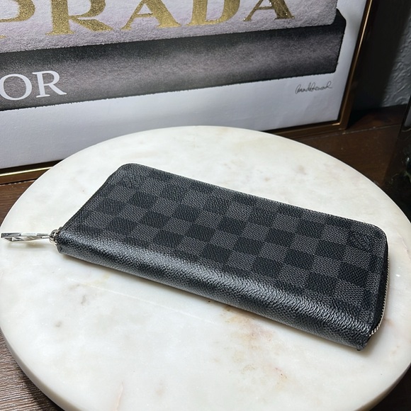 Louis Vuitton Damier GUC Graphite
Vertical zippy wallet - Picture 16 of 17